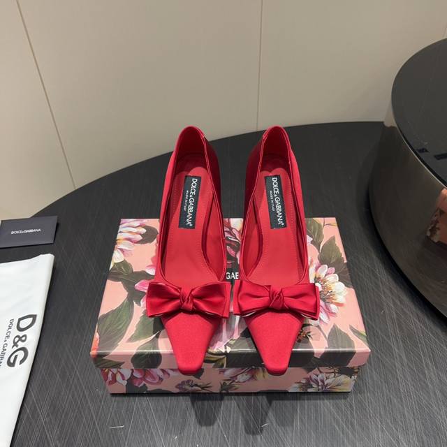 出厂： 独家顶级版本 Dolce & Gabbana 杜嘉班纳 25Vs春夏爆款单鞋系列 小方头蝴蝶结高跟单鞋 原版1:1定制，今年最潮最流行复古英伦风，简约大