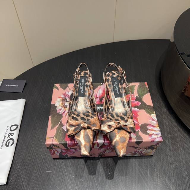 出厂： 独家顶级版本 Dolce & Gabbana 杜嘉班纳 25Vs春夏爆款单鞋系列 小方头蝴蝶结后空单鞋 原版1:1定制，今年最潮最流行复古英伦风，简约大