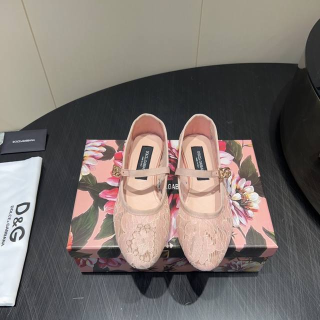 出厂： 独家顶级版本 Dolce & Gabbana 杜嘉班纳 25Vs春夏爆款单鞋系列 圆头网面平底单鞋 原版1:1定制，今年最潮最流行复古英伦风，简约大气，