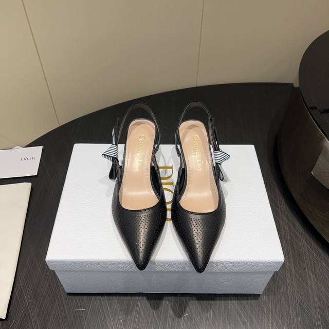出厂： 独家顶级版本 Dior*迪奥 2025Vs新款单鞋系列 尖头冲孔后空单鞋 原版购入开发 ！完美还原这款鞋的楦形细节 鞋面进口牛漆皮 内里垫脚细腻小羊皮，