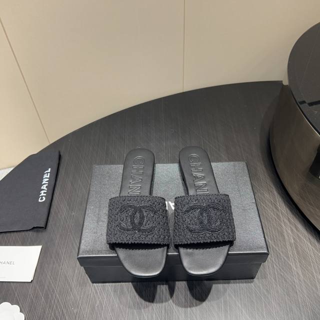 出厂： 独家顶级版本 Chanel香家25Vs春夏新款时装凉鞋系列 圆头针织平底凉拖 香奈儿是一个非常全面之尊贵时尚生活品牌，香港，美国，等大时尚博主及明星的同