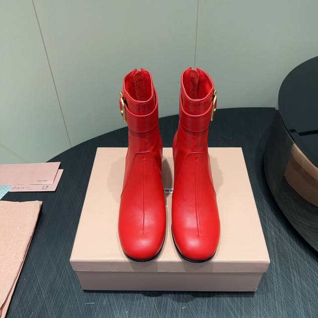 出厂: 独家顶级版本 Miumiu缪缪2025Vs早秋最新走秀爆款系列 圆头中跟短靴 顶级版本Miumi秋冬限量走秀款长筒靴！ 今年最值得入手的靴子 没有之一！