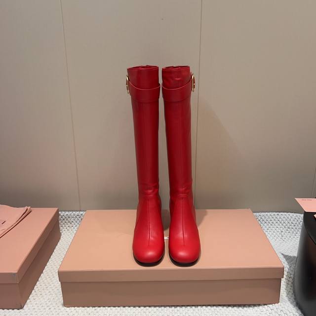 出厂: 独家顶级版本 Miumiu缪缪2025Vs早秋最新走秀爆款系列 圆头中跟高靴 顶级版本Miumi秋冬限量走秀款长筒靴！ 今年最值得入手的靴子 没有之一！