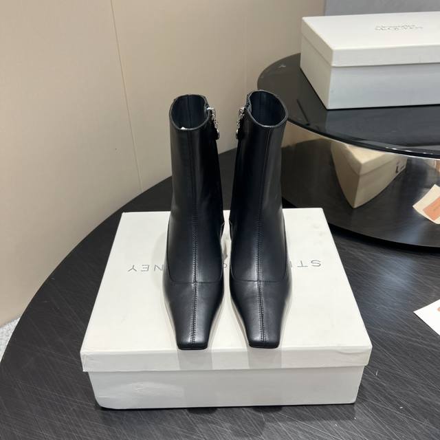 出厂: 独家顶级版本 Stell Mcc Rtney小众潮牌25Vs早秋新款靴子系列 方头猫跟短靴 原版一比一打造舒适度、包裹性都比较好。个性十足，很好驾驭各种