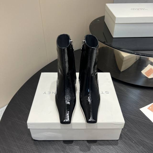 出厂: 独家顶级版本 Stell Mcc Rtney小众潮牌25Vs早秋新款靴子系列 方头猫跟短靴 原版一比一打造舒适度、包裹性都比较好。个性十足，很好驾驭各种