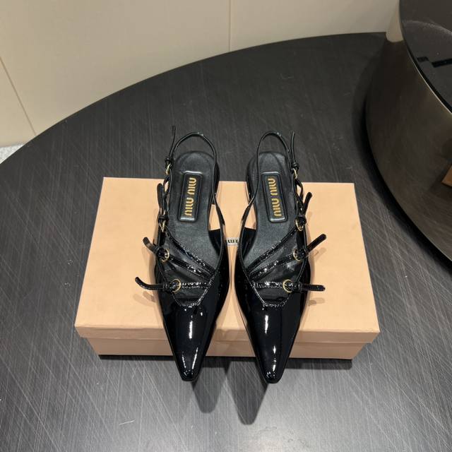 出厂: 独家顶级版本 Miumiu缪缪2025Vs早秋最新走秀爆款单鞋系列 条带后空单鞋 Miumiu秋冬T台走秀网红同款＂造梦不夜城＂，Miumiu能在重要场