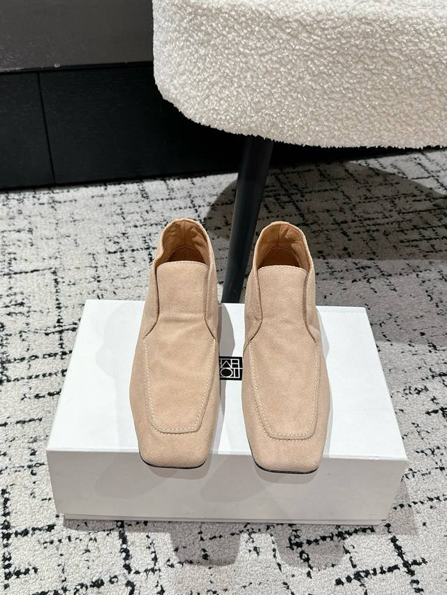 Toteme 25Ss 新款高邦乐福鞋 无论是手感还是上脚都超级软，没有最软，只有更软，这是光脚穿的感受，感觉每一个毛孔都在呼吸，上脚后气质变了升化了，在整套穿