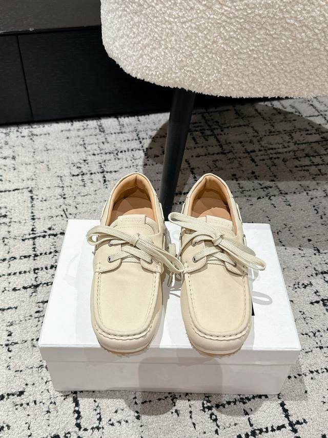 Jacquemus 25 新款蝴蝶结乐福鞋 乐福鞋一不小心就穿出高级感的乐福鞋时尚和慵懒随性之间的微妙平衡，时尚好看，整体日常穿搭非常洋气就对了。 面料：磨砂牛