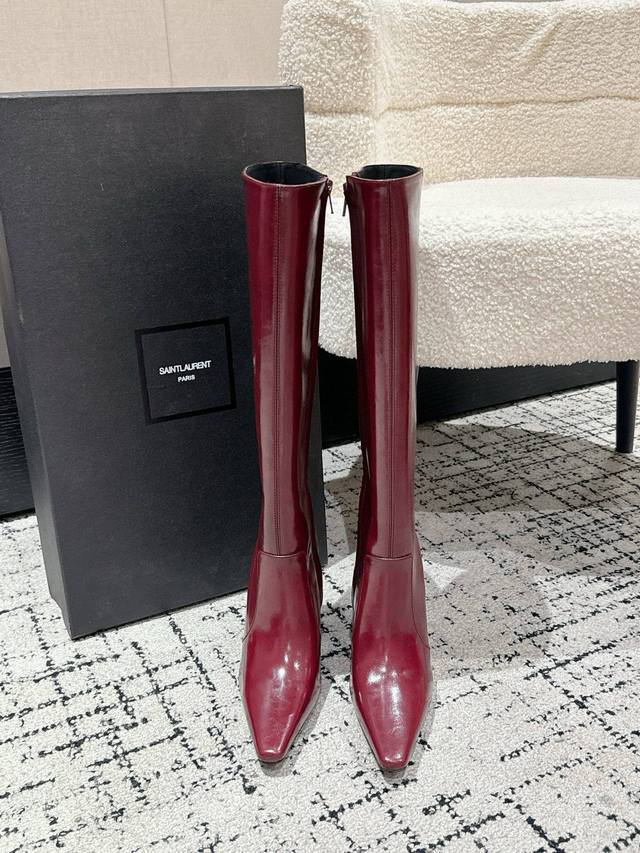 Saint Laurent Ysl圣罗兰方形尖头高跟靴子 Ysl这款靴子的设计亮点在于其独特的方形尖鞋头，强烈的视觉冲击力为您带来更多魅力气场。设计犹如点睛之笔