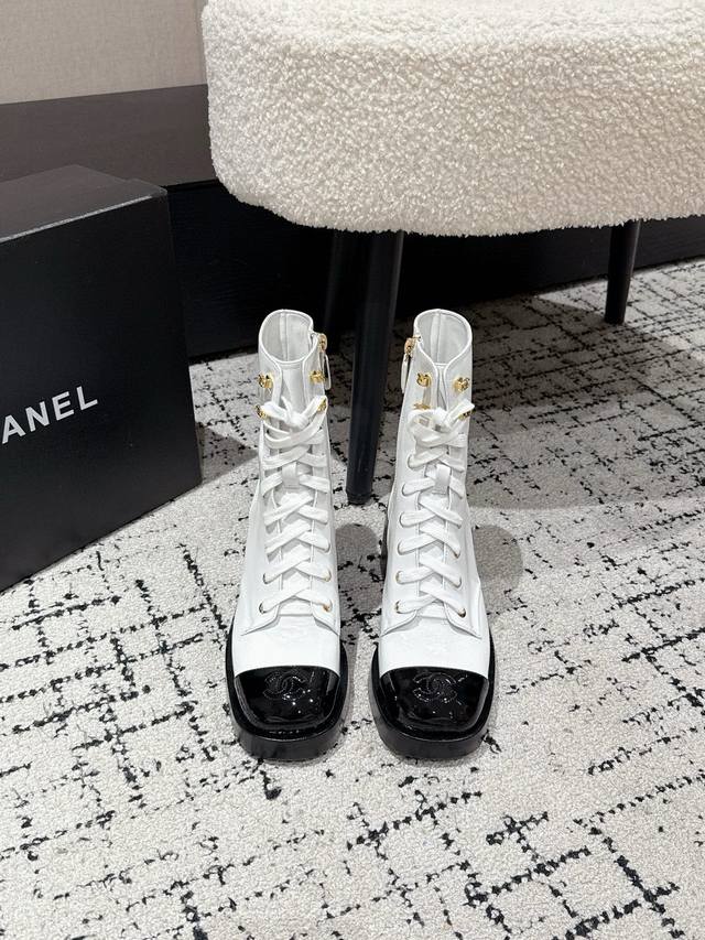 Chanel 25 秋冬新品厚底粗跟马丁靴短靴 这双靴子注定是秋冬最让人惊艳的时髦符号 鞋头电绣双C标志低调闪耀 彰显品牌基因 既有辨识度又不张扬 于细节处彰显