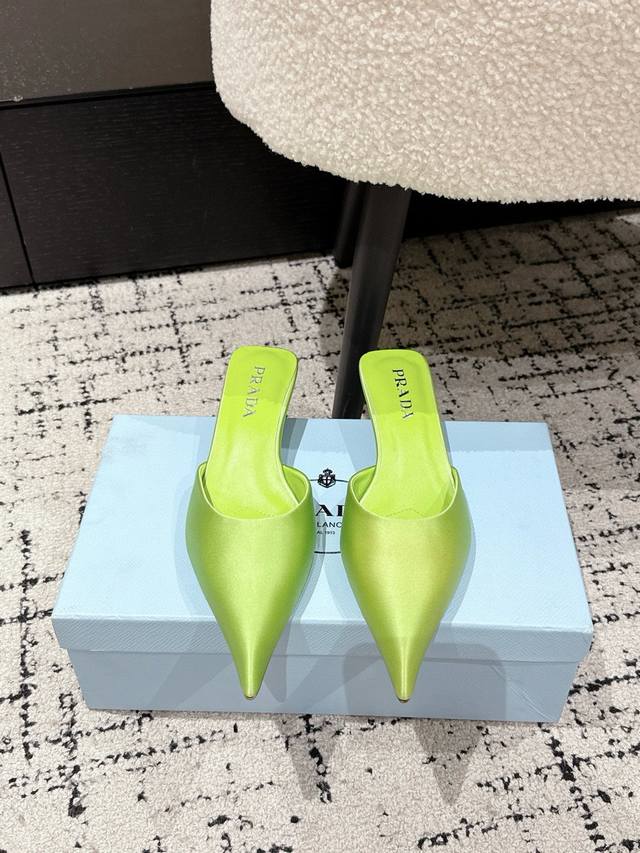 Prada 25 走秀款缎面尖头三角跟高跟鞋 法式复古的优雅知性风格 穿上会被惊艳到走不动道！！ 魅力和线条拉满 绿色和橙色明亮又充满活力 真丝丝绸的质感每个女