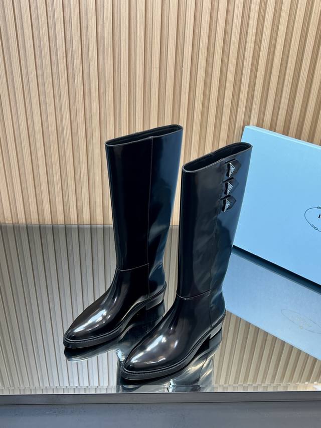 顶级版本 Prada 普拉达 秋冬新款三角标尖头靴 Prada能在重要场合用得上了 清新风带点小贵气的感觉 上脚非常完美 显腿瘦气质这块刚好拿捏 优雅大方晶莹透