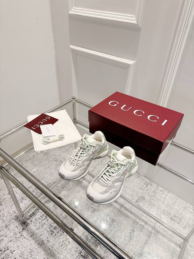 顶级版本：女款 Gucci古驰 2.0运动鞋 情侣款 复古 休闲鞋 跑鞋 原版购入开发 做货 这款Gucci 2.0运动鞋焕新演绎品牌标志性条纹织带元素。这款运