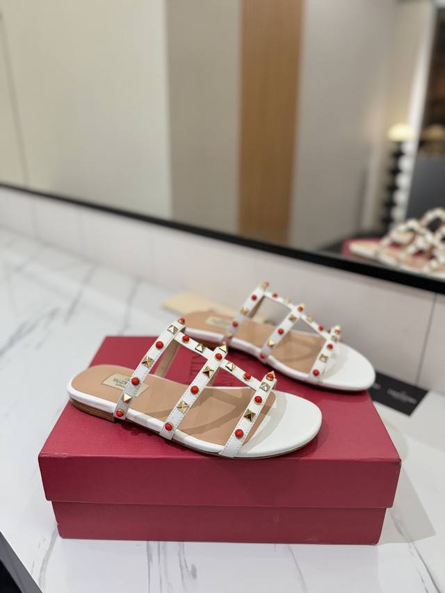 出厂价Pp： Valentino 华伦天奴铆钉 Vt经典拖鞋，顶级复刻！侧身弧线完美，原版开模定制不生锈铆钉 特别有质感的五金衬托出满满的高级感，带给您正品级的