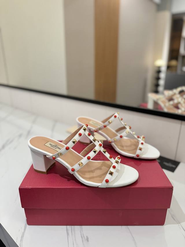 出厂价Pp： Valentino 华伦天奴铆钉 Vt经典6.0拖鞋，顶级复刻！侧身弧线完美，原版开模定制不生锈铆钉 特别有质感的五金衬托出满满的高级感，带给您正