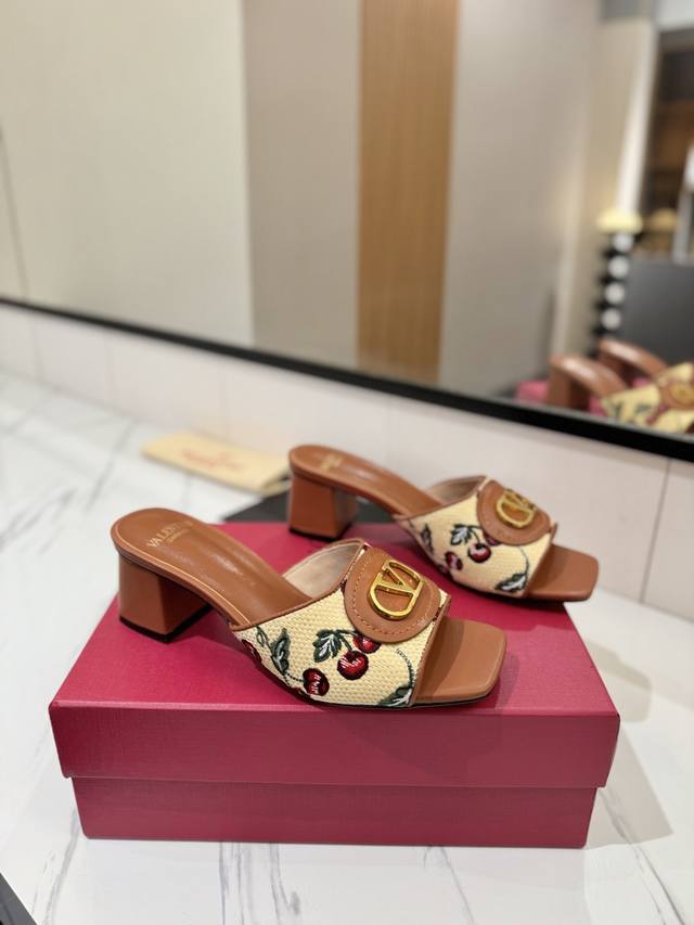出厂价Pp： Valentino 2025华伦天奴最新 早春新款新V扣6Cm拖鞋， 专柜原版购入1:1复刻，绝对高品质，欢迎对比 1鞋面:顶级小牛皮 2内里:混