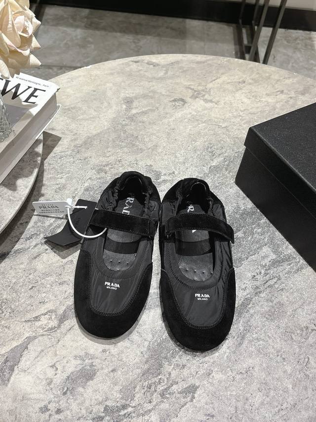Prada 普拉达春夏秀款薄底魔术贴德训鞋女 25Ss秀款出境率最高的单品 鞋面麂皮有肌理感，内里羊皮包裹，软软糯糯的 鞋垫加厚小羊皮，踩上去无比舒适，有支撑感