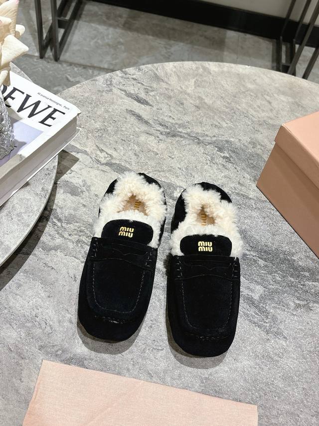 Miumiu 缪缪2025Ss秋冬走秀款一脚蹬驾车鞋加毛乐福鞋毛毛鞋 这款永不过时的反绒皮驾车鞋饰有压花Miu徽标，彰显别具一格的经典格调。 上脚非常舒服超级稳