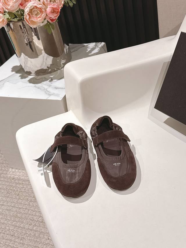 高版本出厂 Prada*普拉达P家25Ssfw～New新款魔术贴玛丽珍休闲鞋，低调奢华懒人鞋，富人的不二选择！ 软胶底素有踩云感之称～舒适度百分百 细腻反绒皮鞋
