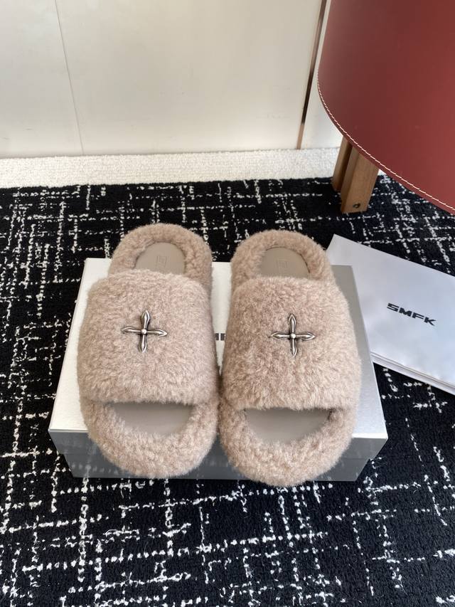 代购级 Smfk厚底面包拖鞋，超级火的一款面包拖，被种草得不行 各大网红博主都在穿它，巧妙纳入品牌元素后时尚百搭、辣妹至爱，被完美释放 面料:羊毛 内里 垫脚合