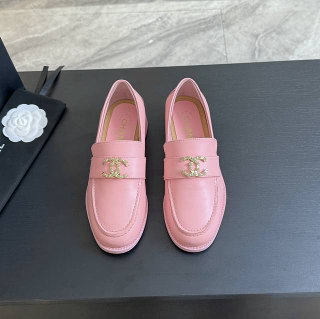 Chane*｜小香24P新品 经典双C乐福鞋 鞋面采用进口小牛皮 内里踮脚均为丝绸羊皮 意大利进口牛皮大底 Size：35-39 40 41定制