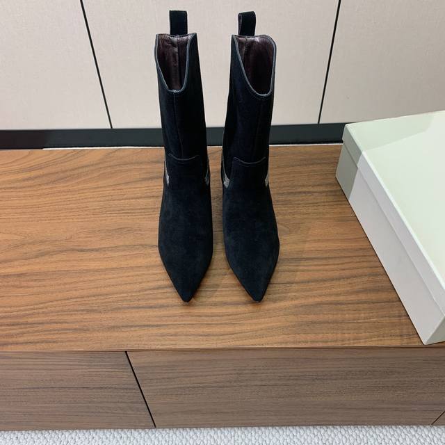 Brunell* Cucinell* 尖头中靴。经典灵感定义了这款新的现代优雅风格。鞋面牛京、牛皮。羊皮垫脚，原版注塑真皮大底！跟高5Cm。 码数：35-42