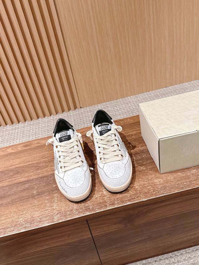 Golden Goose Deluxe Brand Snerkers系列小脏鞋 Ggdb新色小脏鞋火红程度比小白鞋还要早，打破传统审美，小脏鞋做到了！明星私服上