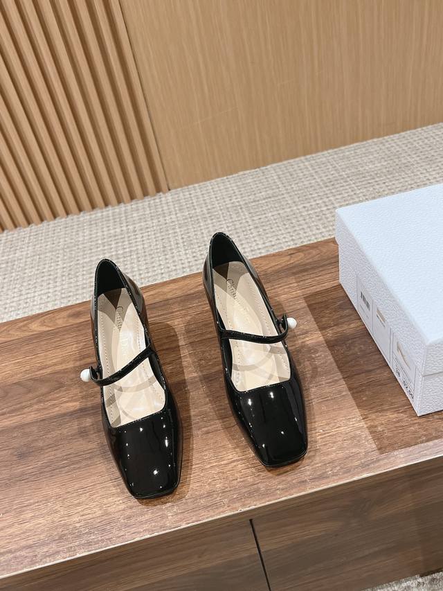Dior 迪奥新品小方头玛丽珍鞋 这是一双过分美丽让人心动的高跟鞋 清新简约 温柔又精致，非常百搭超显气质～ 这么美丽的高跟鞋，谁又能忍得住不对它下手啊牛漆皮面