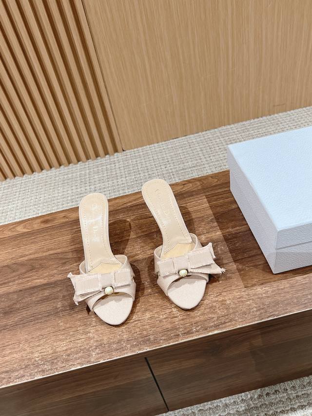 Sngg简介｜迪奥早春新品！Dior迪奥新款珍珠蝴蝶结高跟拖鞋 细节实拍 Cd家蝴蝶结炊珍珠 猫跟小单鞋 Cd倾情呈献 Adiorable高跟鞋 黑色流苏罗缎鞋