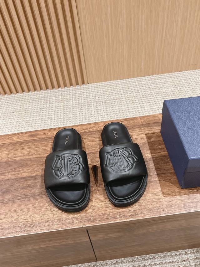 限男码 这款是迪奥二零二四秋季男装系列新品，优雅的设计彰显休闲风范。全新设计，鞋面采用蓝色绗缝效果牛仔面料精心制作，饰以白色缉面线，点缀以 Dior Charm