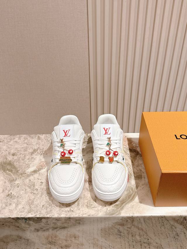 扣子50 情侣款必备！ Lv代购级新色现货供应！经典驴家全系列！Lvtrainer Pvc 运动鞋, 每个款式配色都很赞！Trainer的脚感真的非常不错，惊喜