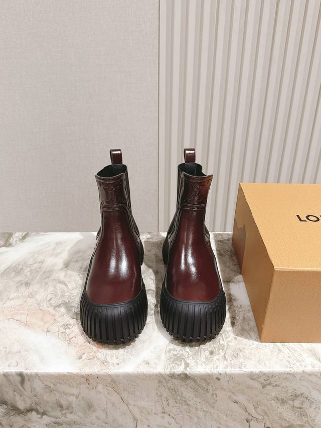 短靴 经典升级版本Lv 路易威登短靴！ 这款松糕厚底系列短靴每年都是非常爆，穿上增高效果，和时尚的引领绝对的Yyds！光面和绑带可选！ 面料：进口开边珠牛皮！羊