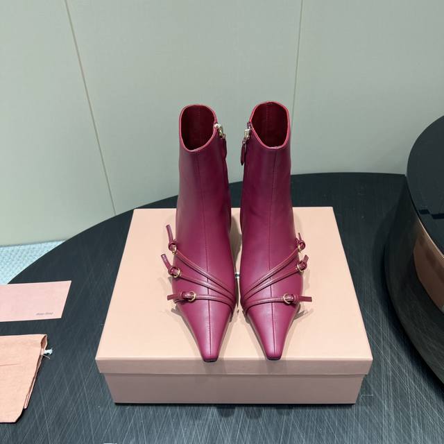 出厂: 独家顶级版本 Miumiu缪缪2025Vs早秋最新走秀爆款系列 尖头扣带高跟短靴 顶级版本Miumi秋冬限量走秀款长筒靴！ 今年最值得入手的靴子 没有之