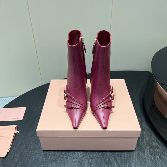 出厂: 独家顶级版本 Miumiu缪缪2025Vs早秋最新走秀爆款系列 尖头扣带高跟短靴 顶级版本Miumi秋冬限量走秀款长筒靴！ 今年最值得入手的靴子 没有之