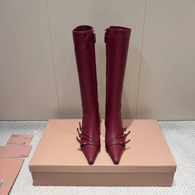 出厂: 独家顶级版本 Miumiu缪缪2025Vs早秋最新走秀爆款系列 尖头扣带高跟高靴 顶级版本Miumi秋冬限量走秀款长筒靴！ 今年最值得入手的靴子 没有之