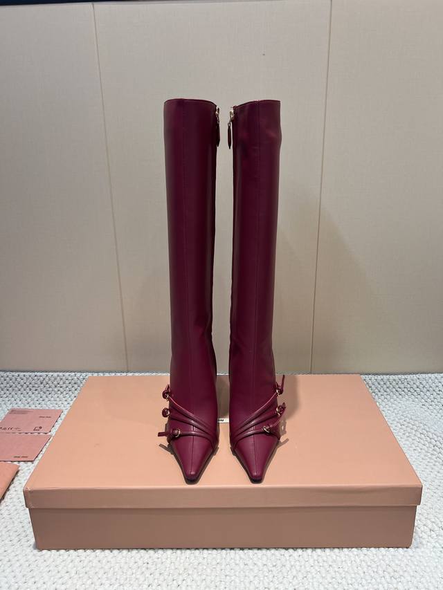 出厂: 独家顶级版本 Miumiu缪缪2025Vs早秋最新走秀爆款系列 尖头扣带高跟高靴 顶级版本Miumi秋冬限量走秀款长筒靴！ 今年最值得入手的靴子 没有之