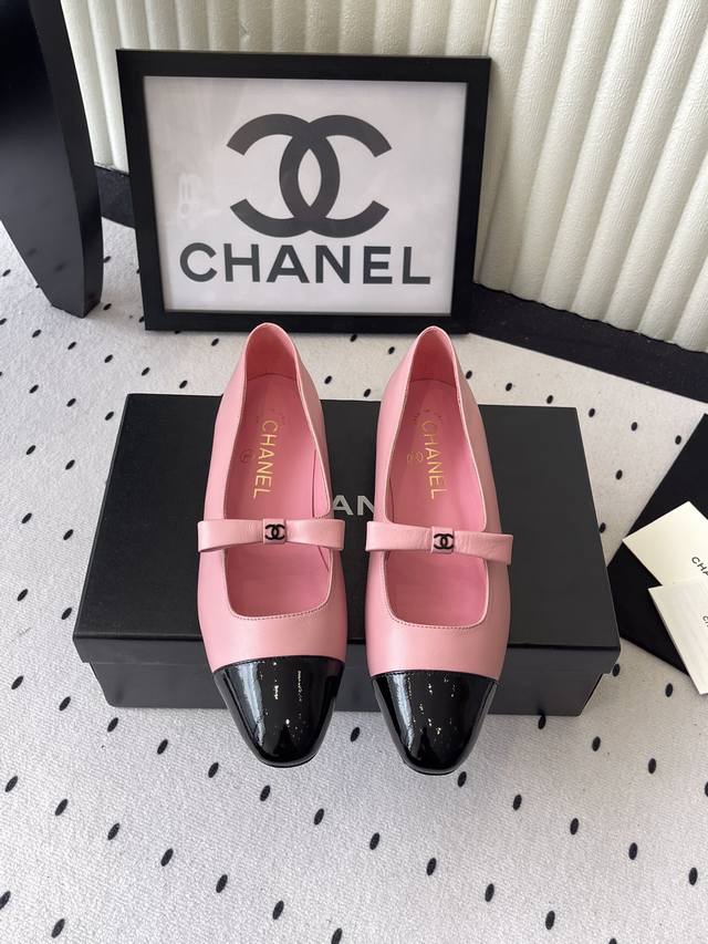 Chanel新款玛丽珍单鞋 高版本出货 将经典优雅与时尚完美融合 细节处尽显奢华质感 行走间尽显女性的柔美气质 进口羊皮鞋面 羊皮内里垫脚 意大利真皮大底 Si
