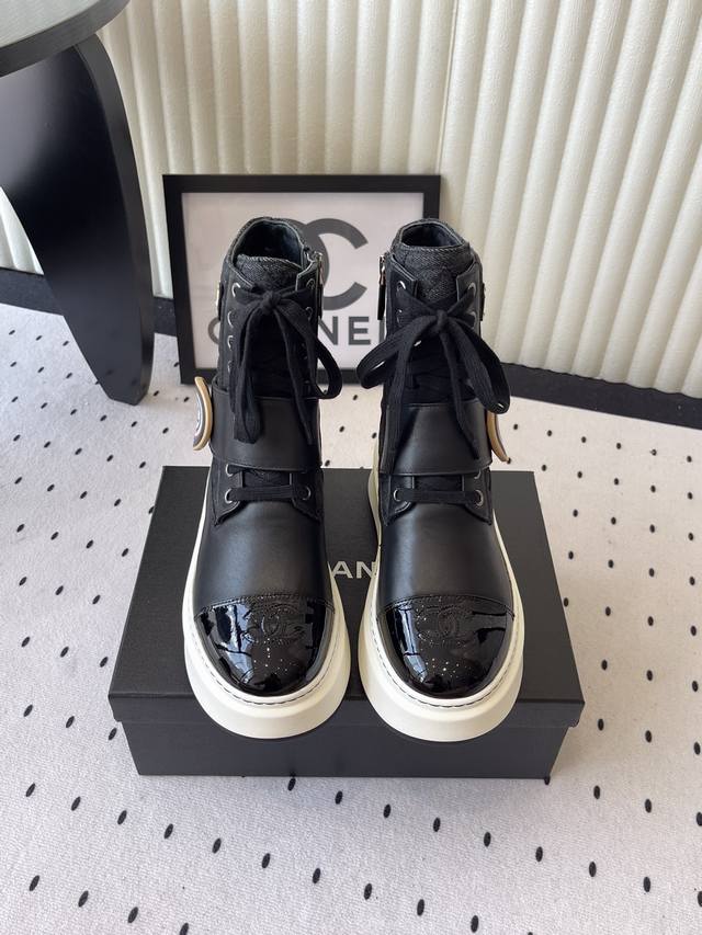 Chanel 2025S秋冬系列厚底高短靴，高筒和矮简两款分别用进囗牛皮打造，外增高度5Cm超显腿长， 靴简沿用了香奈儿的经典菱格纹，加上可打开装小东西的小包包