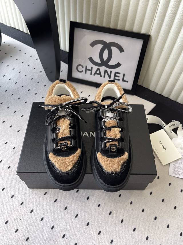 Chanel新款厚底运动鞋 顶级版 正品开发 一比一复刻 早春新款双C方圆头系带休闲鞋 Logo 低调且高级感满满 鞋面：牛皮拼接牛反绒 内里：透气网面 鞋底：