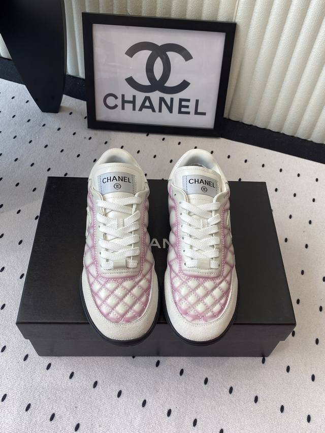 Chanel新款棒球鞋 顶级版本 Coco女孩必入的一款休闲鞋 鞋底碎钉设计超级柔软 原版定制小羊皮菱格纹鞋面 进口定制羊皮内里 原版开模碎钉橡胶大底 Size