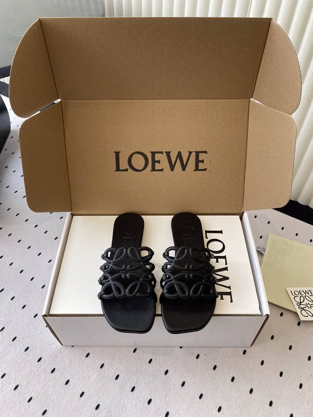 Loewe 罗意威 25Ss春夏新品凉鞋 今年超火的品牌 好多明星网红时尚博主种草 喜欢这种风格的小仙女必须要入手哦 简约的线条设计 鞋面采用进口牛皮印花 内里