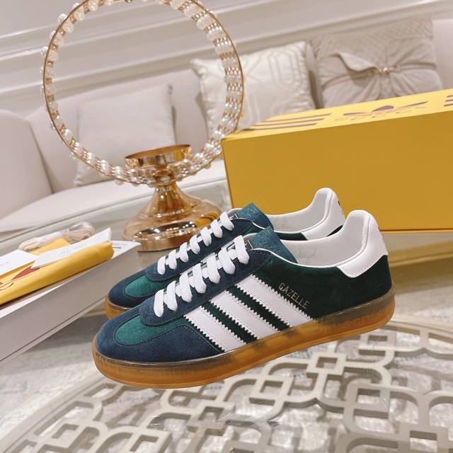 出厂 Gucci&Adidas 联名限量情侣款运动鞋 超好看的一款联名休闲运动鞋 色彩浓郁而大胆！给众人呈现了以往截然不同的魅力！将复古风和青春洋溢的运动风格碰