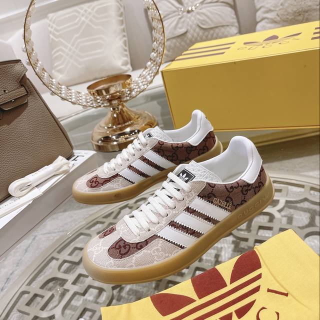 出厂 Gucci&Adidas 联名限量情侣款运动鞋 超好看的一款联名休闲运动鞋 色彩浓郁而大胆！给众人呈现了以往截然不同的魅力！将复古风和青春洋溢的运动风格碰