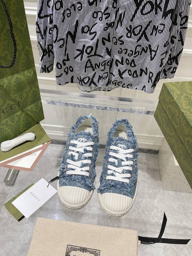 出厂 Gucci 224 早春新款牛仔蓝帆布鞋情侣款春夏搭配神器，轻盈又舒适 面料：进口流苏G布。 大底: 原版开模Tpu 内里：进口帆布 底厚：2Cm 码数：