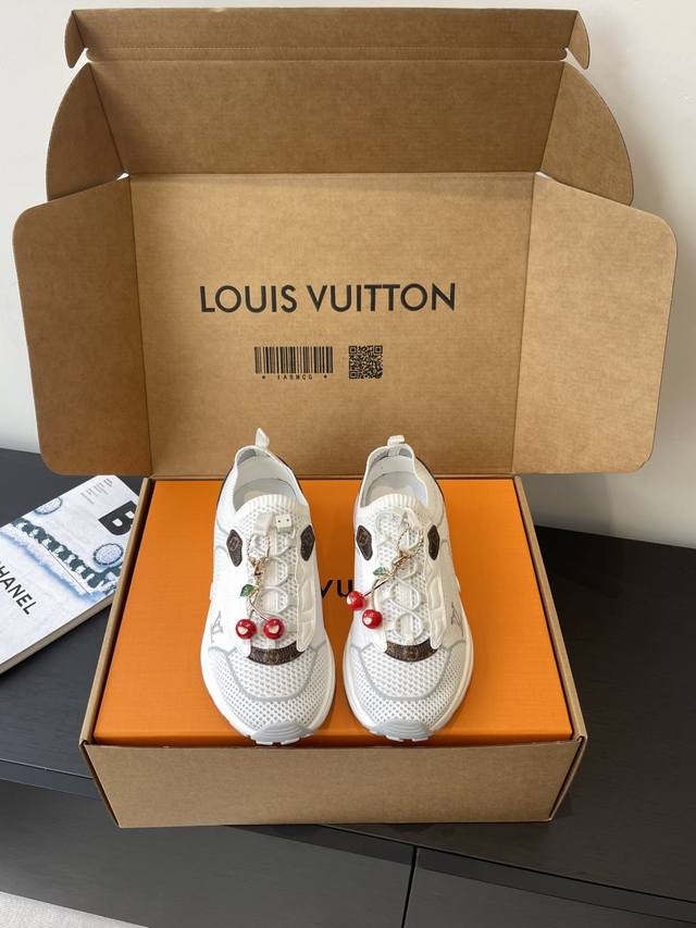 Lv 路易威登 25Ss新款 运动鞋 袜子鞋 这款运动流线型设计灵感来自跑鞋。精致的鞋面由多种技术材料制成 包括网眼和金属合成皮革 其特点是许多标志性的细节 轻