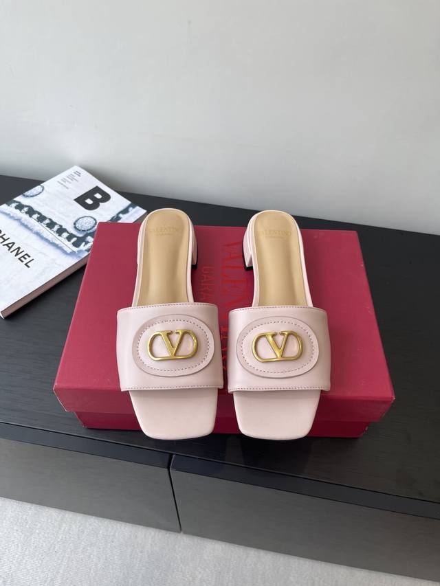 Valentino 华伦天奴 25Ss新品拖鞋 V扣又一完美的设计 抛弃了一贯铆钉元素 化繁为简、更加精致耐看上脚尽显优雅气质 鞋面 进口牛皮 内里 羊皮 意大