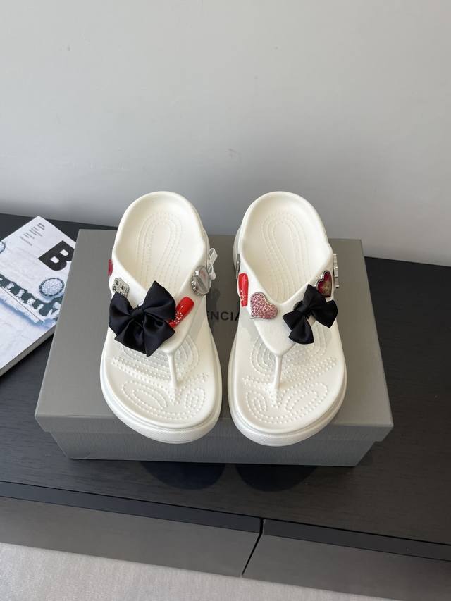 Balenciaga巴黎世家25Ss夏季新款 蝴蝶结夹脚厚底凉拖 鞋面装饰有俏皮的蝴蝶结元素 还有粉钻的爱心 字母等元素 精致又吸睛 甜美中带着酷感 厚底设计