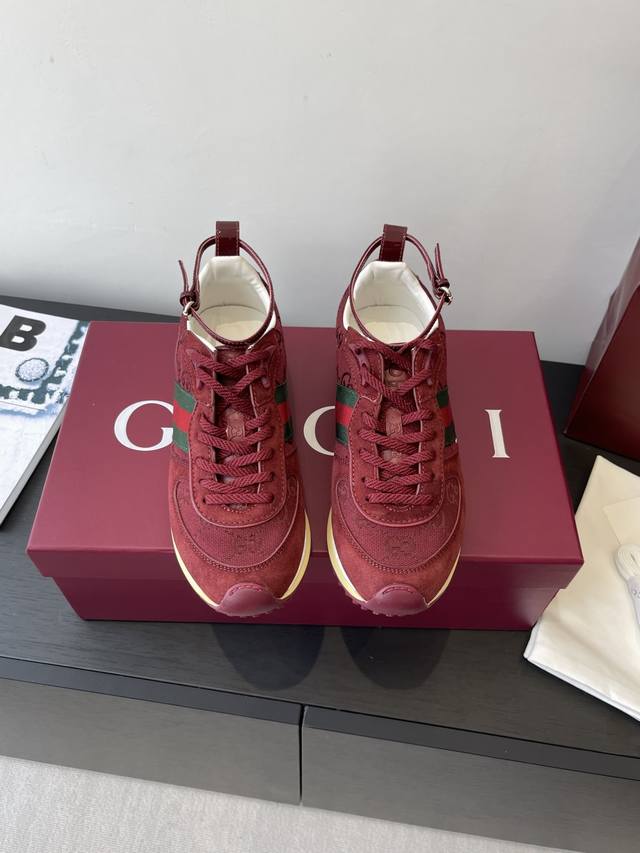 Gucci 2025 新款Re-Motion系列 运动鞋 阿甘鞋 女款 这款运动鞋 可拆卸可调节踝部绑带 为2025春夏系列再添动感单品 轻盈且灵活的外底经过特
