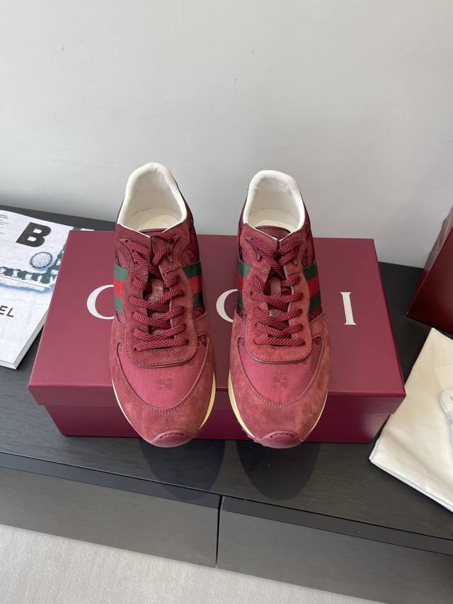 Gucci 2025 新款Re-Motion系列 运动鞋 阿甘鞋 男款 这款运动鞋 可拆卸可调节踝部绑带 为2025春夏系列再添动感单品 轻盈且灵活的外底经过特