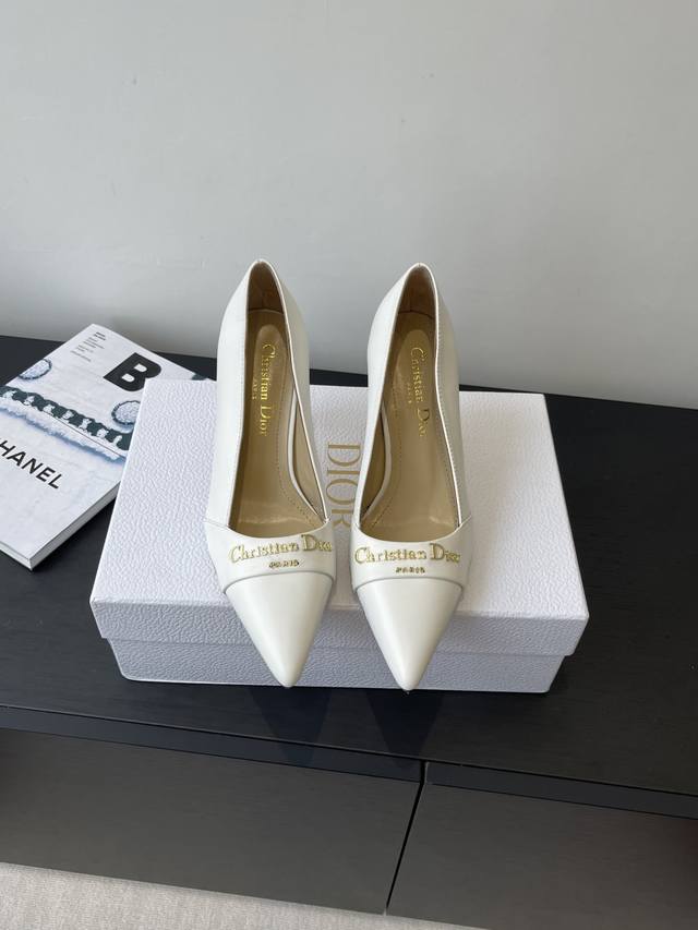 Dior 25Ss 春夏新款Dior尖头高跟 后空凉鞋 这款 My Dior 露跟高跟鞋是2025春夏成衣系列新品 精致优雅 采用牛皮革精心制作 尖头设计 点缀